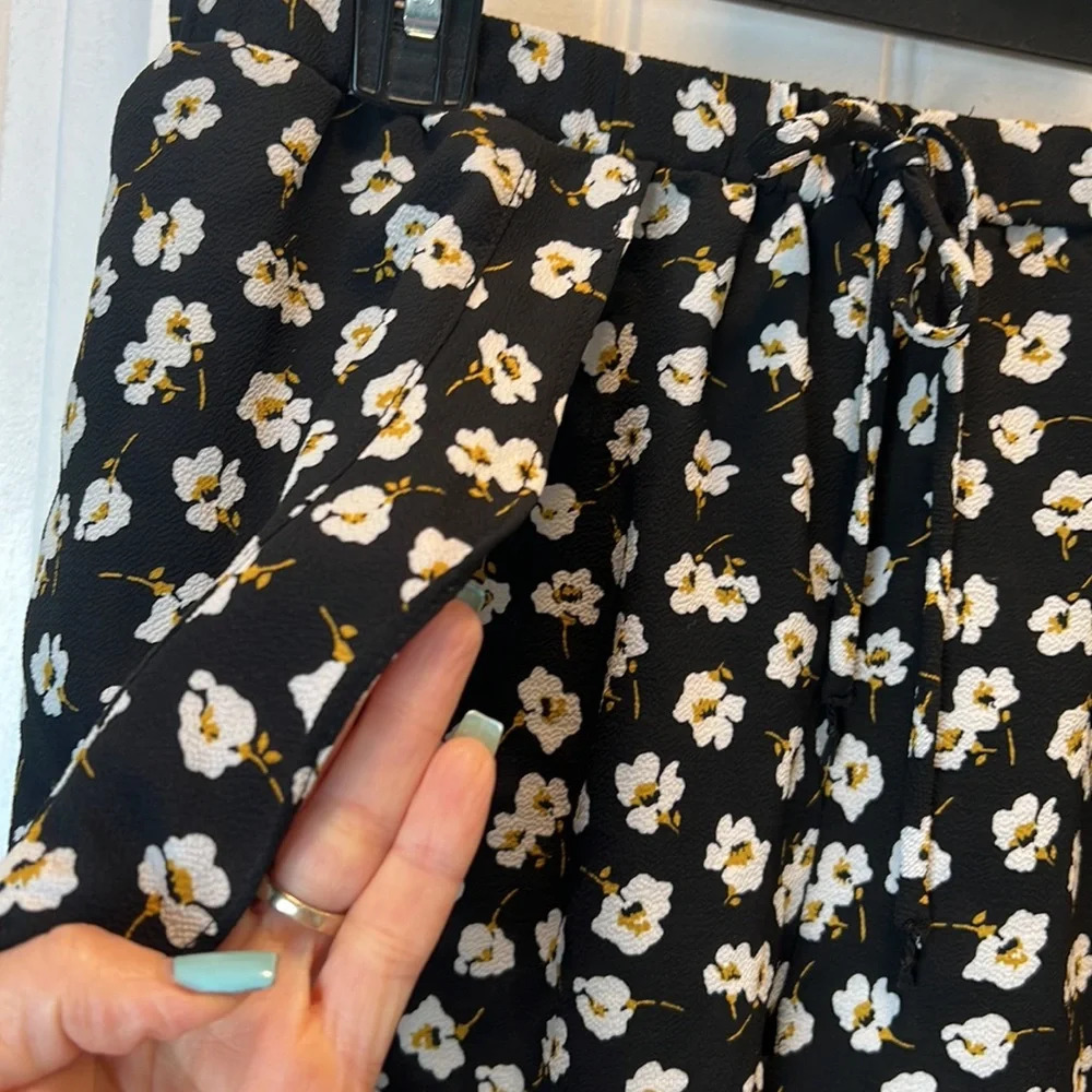Joe B Black Ruffle Shorts with White Floral Design. Size Large. - Picture 4 of 8
